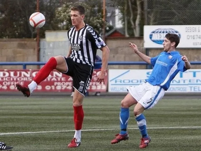Paul Millar là tiền đạo người Scotland, nổi bật với chiều cao khoảng 2,08 m