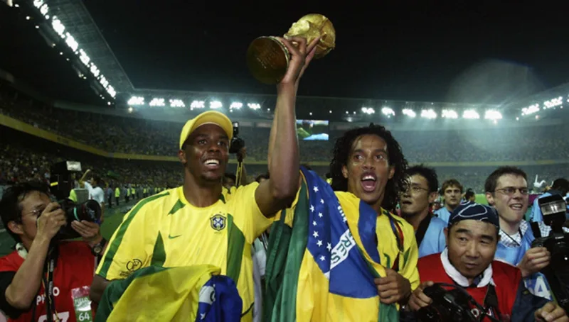 Trước khi giải nghệ, Ronaldinho từng có sự nghiệp rực rỡ với Barcelona, AC Milan, đội tuyển Brazil và nhiều đội bóng lớn nhỏ khác.
