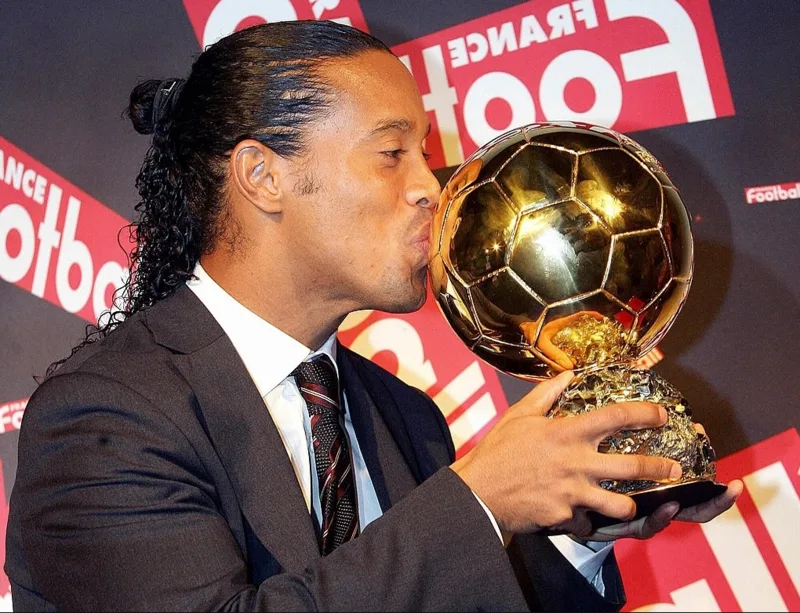 Quả bóng vàng 2005 là cột mốc cá nhân khẳng định Ronaldinho ở đỉnh cao thế giới trong giai đoạn rực rỡ nhất sự nghiệp.