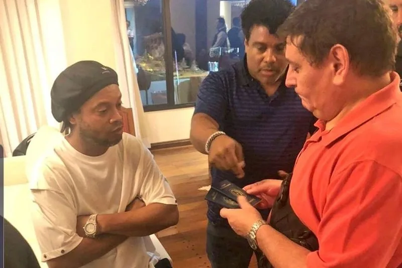 Vụ việc tại Paraguay năm 2020 liên quan đến hộ chiếu giả khiến Ronaldinho và anh trai bị tạm giữ trong một thời gian.